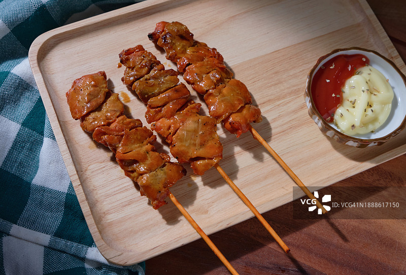 搭配蘸酱的烤鸡肉串图片素材