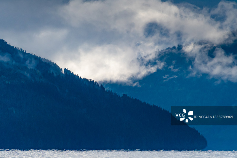 不列颠哥伦比亚省的鳟鱼湖图片素材