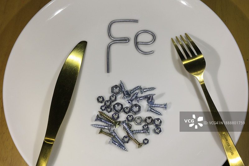 铁元素、金色勺子和叉子、金属、钢材和螺栓符号图片素材
