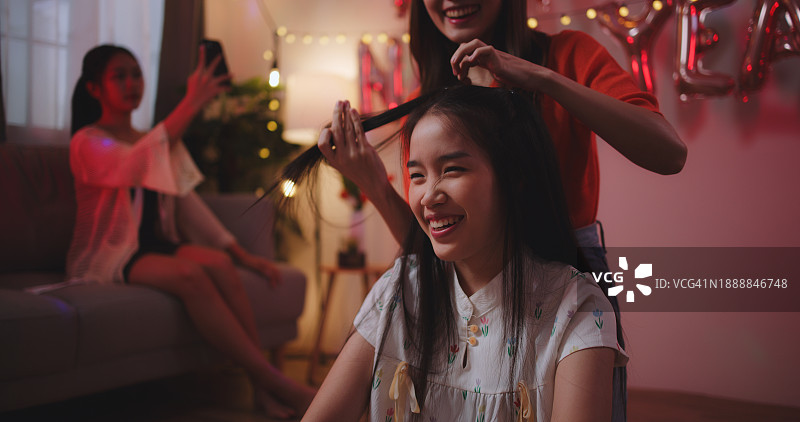 亚洲青少年女孩团体一起庆祝新年派对图片素材