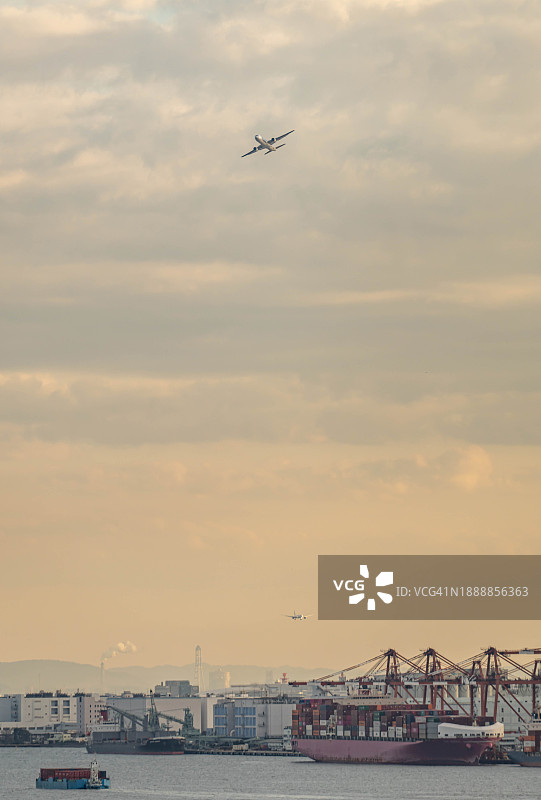 飞越日本东京上空的飞机图片素材