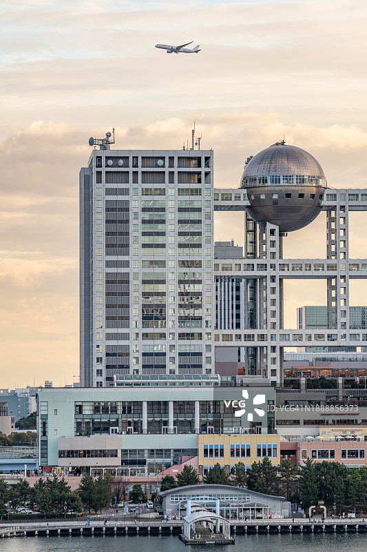飞越日本东京上空的飞机图片素材