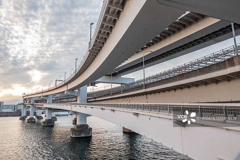 日本东京的城市公路桥图片素材