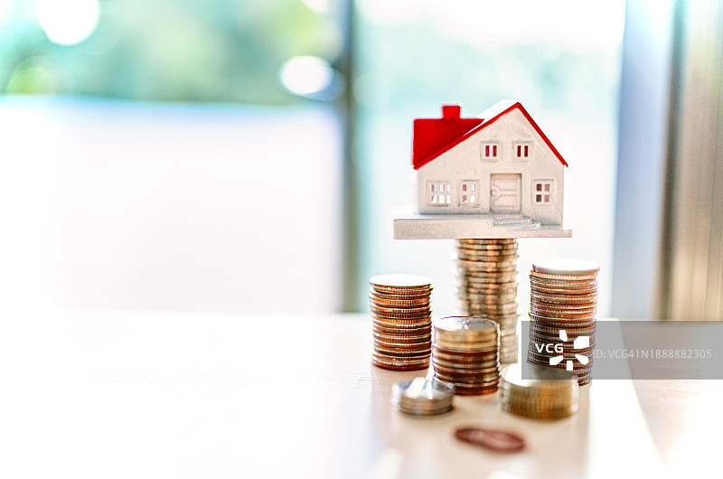 家庭概念、家庭储蓄、房屋销售、金钱和房屋图片素材