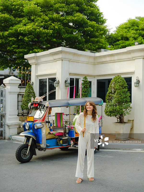 女子在曼谷乘坐嘟嘟车游览图片素材