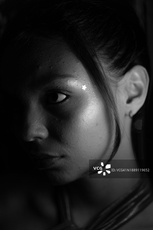 化着闪光星妆的年轻女子或少女的复古风格黑白肖像图片素材