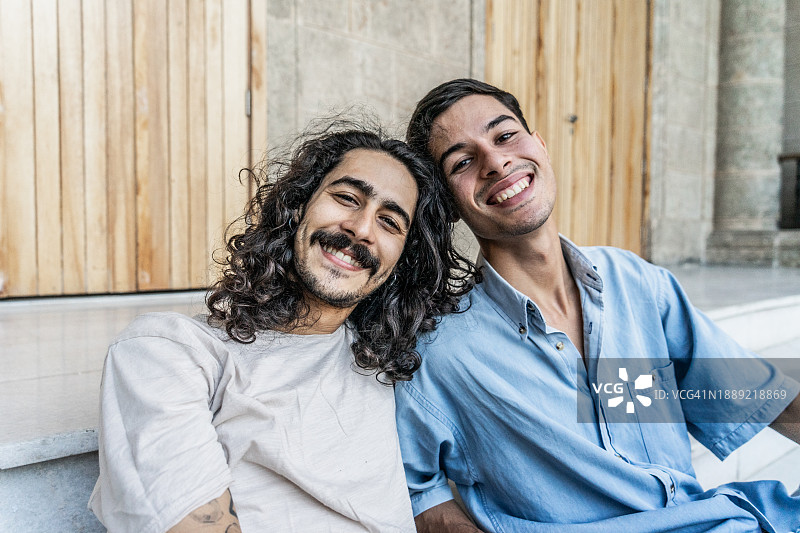 坐在户外台阶上的朋友们的肖像图片素材