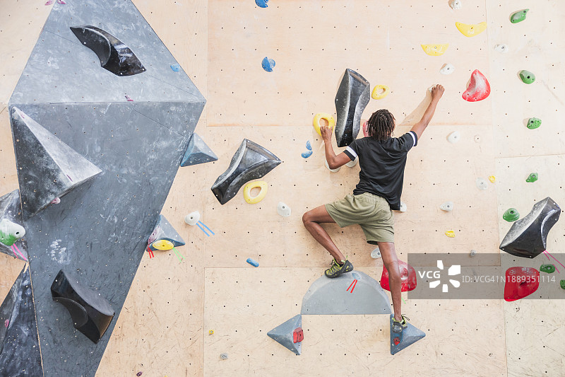 攀岩馆内的运动男士：极限运动和抱石概念图片素材