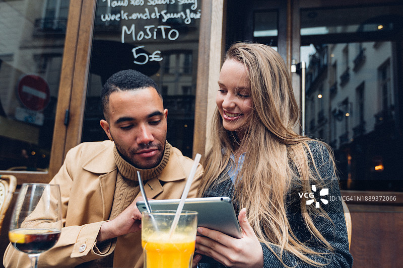 一对情侣在回忆旅行照片图片素材