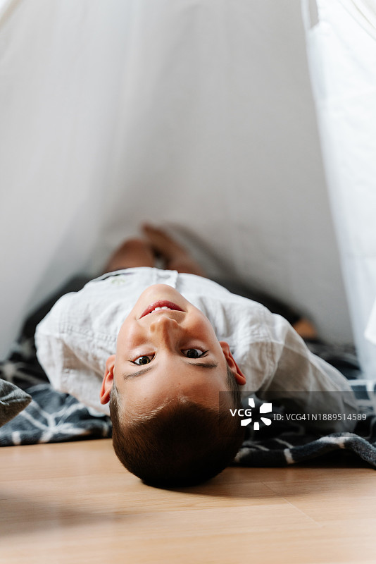 卧室印第安帐篷里的放松儿童图片素材