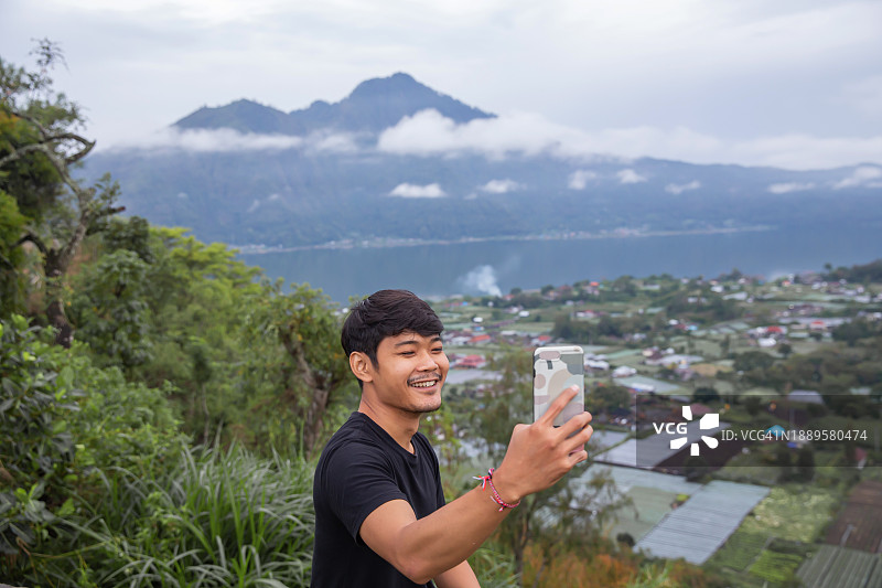 在山顶自拍的亚洲男人图片素材