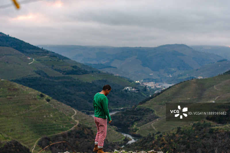 男子身穿精灵睡衣在斗罗河谷图片素材