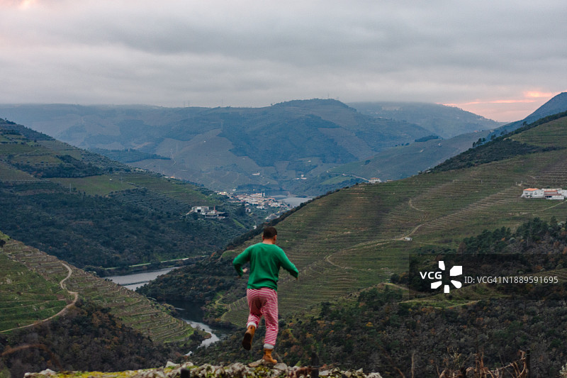 男子身穿精灵睡衣在斗罗河谷图片素材