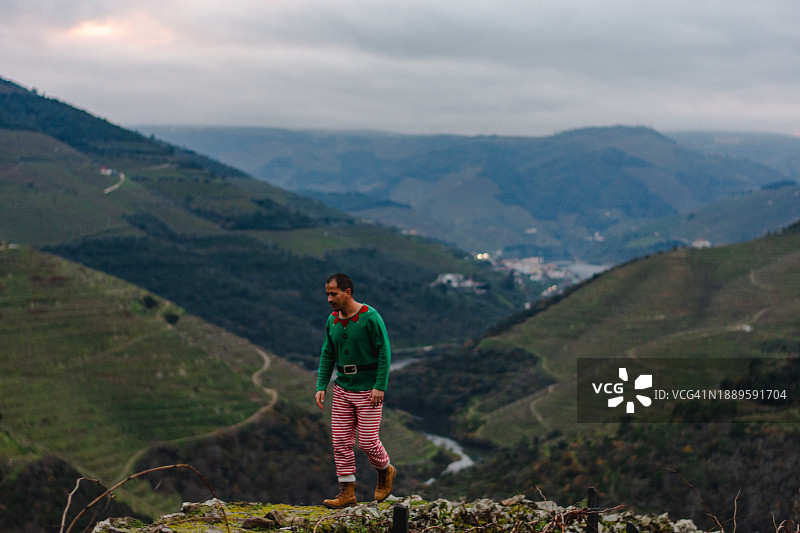 男子身穿精灵睡衣在斗罗河谷图片素材