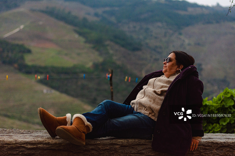 杜罗河谷的老年妇女图片素材