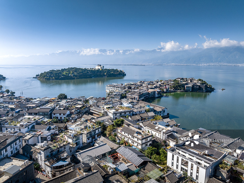 洱海边的大理市高角度视图图片素材