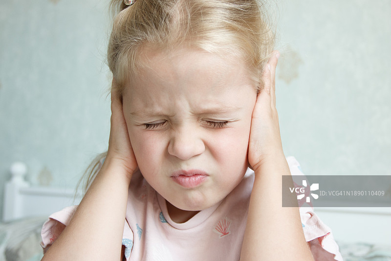 闭着眼睛的悲伤女孩特写图片素材