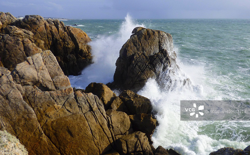 法国勒克鲁瓦西克海中岩石的风景图片素材