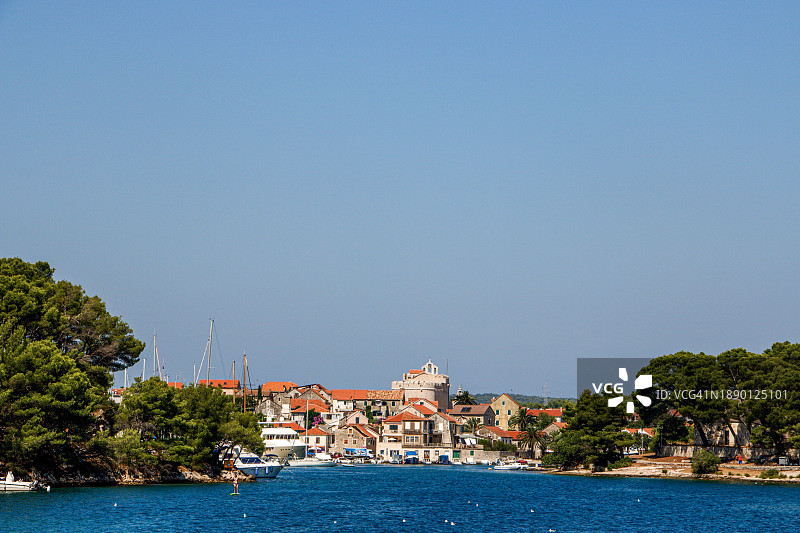 湛蓝的天空衬托着美丽的海景图片素材