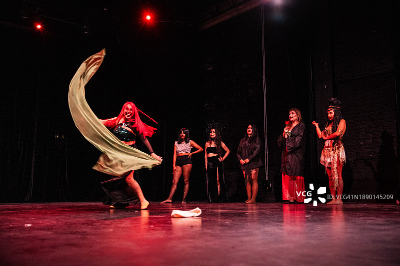 中年舞蹈演员在剧院舞台上表演舞蹈图片素材