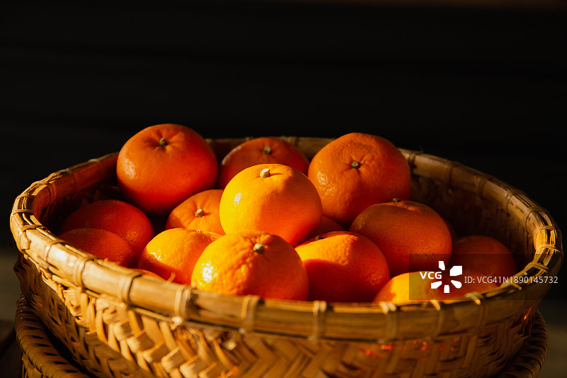 泰国黑色背景下，篮子里的水果特写图片素材