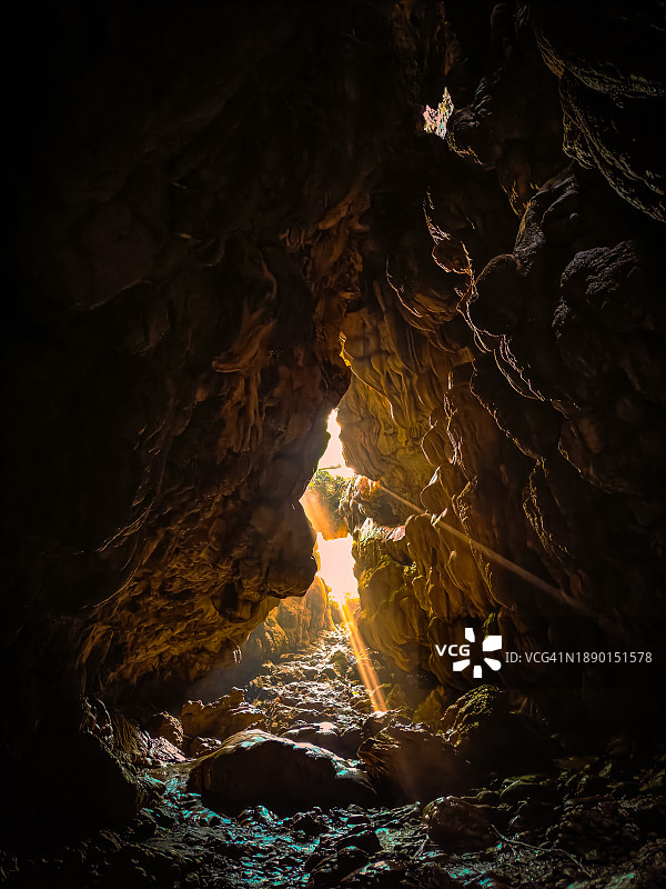 洞穴岩层仰视图片素材