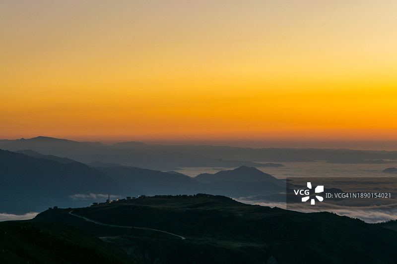 土耳其里泽的橙色天空下的山脉轮廓图片素材