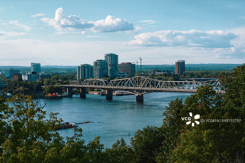 高角度拍摄的河上桥梁图片素材