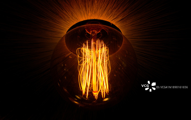 黑色背景下发光灯泡特写图片素材