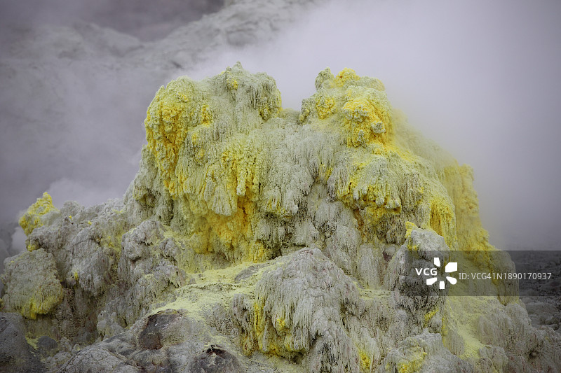 日本硫磺山活火山的硫磺沉积物和喷气孔图片素材