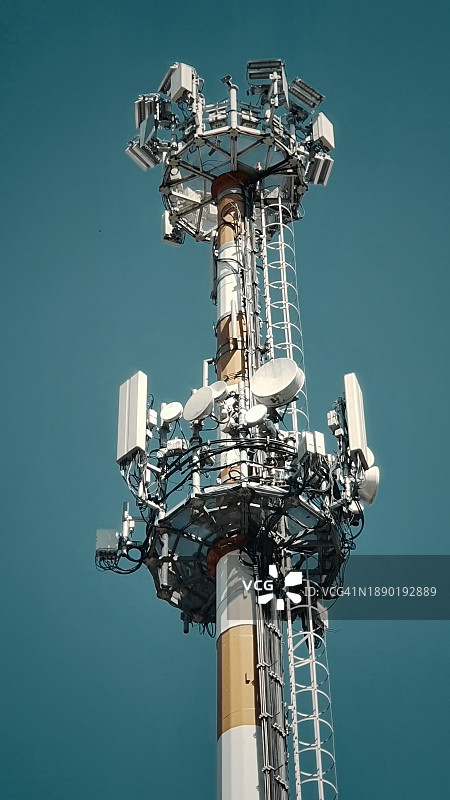 电信信号塔、无线电桅杆天线、5G蜂窝塔图片素材