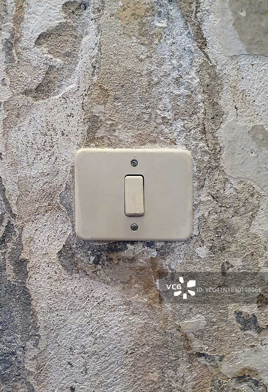 风化内墙上的旧开关图片素材
