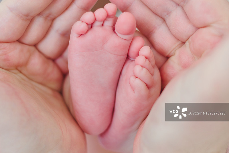父亲手中的婴儿小脚图片素材