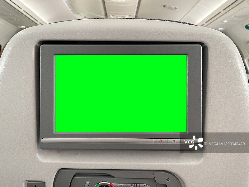 飞机绿幕素材：长途大型客机座椅后方的飞行娱乐系统或机场环境，针对消费者、航班购物者、通勤者、乘客和游客的广告图片素材