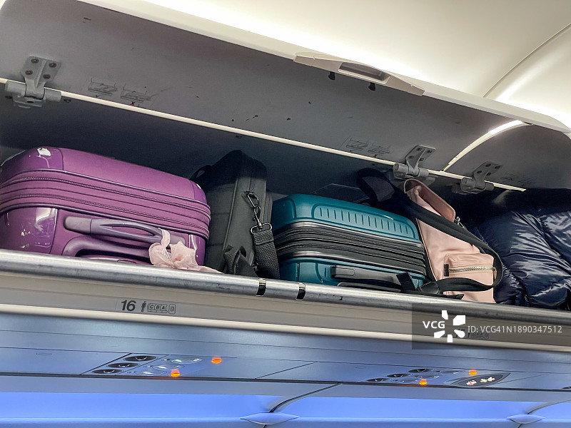 航班起飞前登机：超大客舱行李图片素材