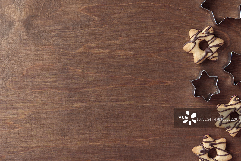 餐桌上的圣诞装饰品俯视图图片素材