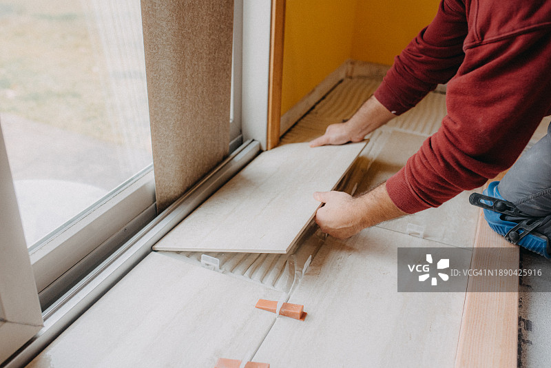 安装瓷砖的建筑工人图片素材