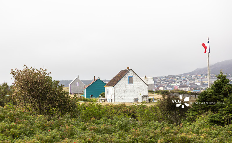 偏远岛屿上的传统民居图片素材