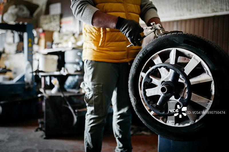 平衡轮胎的英俊男人图片素材