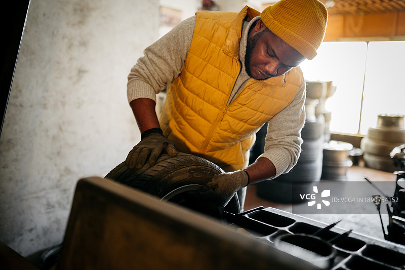 平衡轮胎的英俊男人图片素材