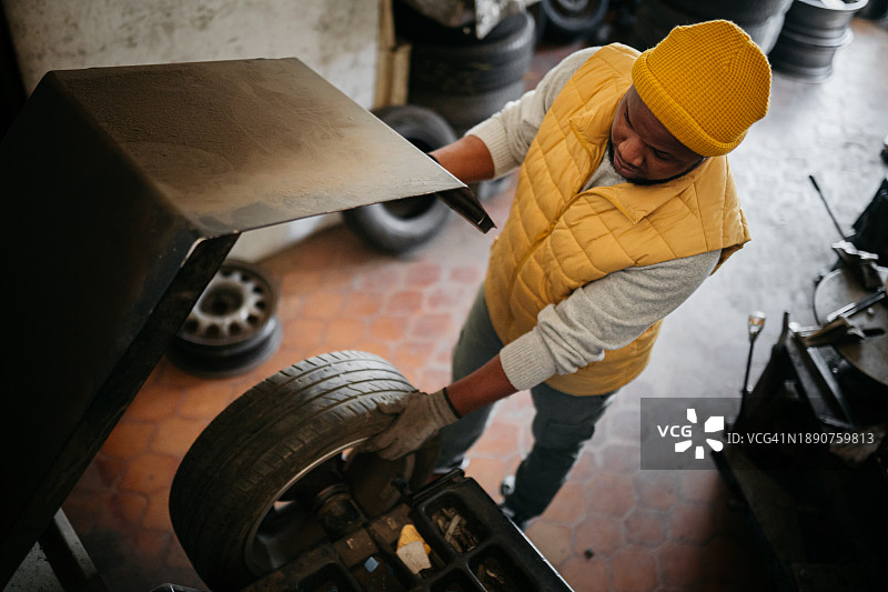 平衡轮胎的英俊男人图片素材