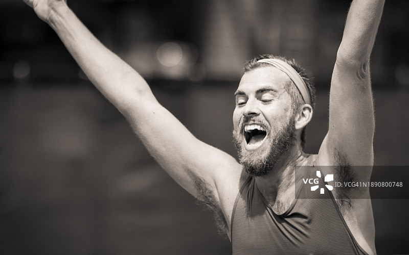 马拉松冲线庆祝时刻图片素材