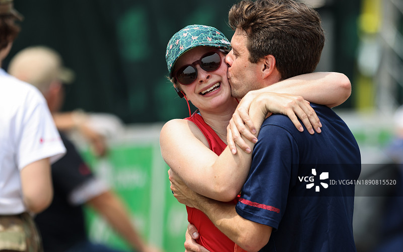 马拉松冲线庆祝时刻图片素材