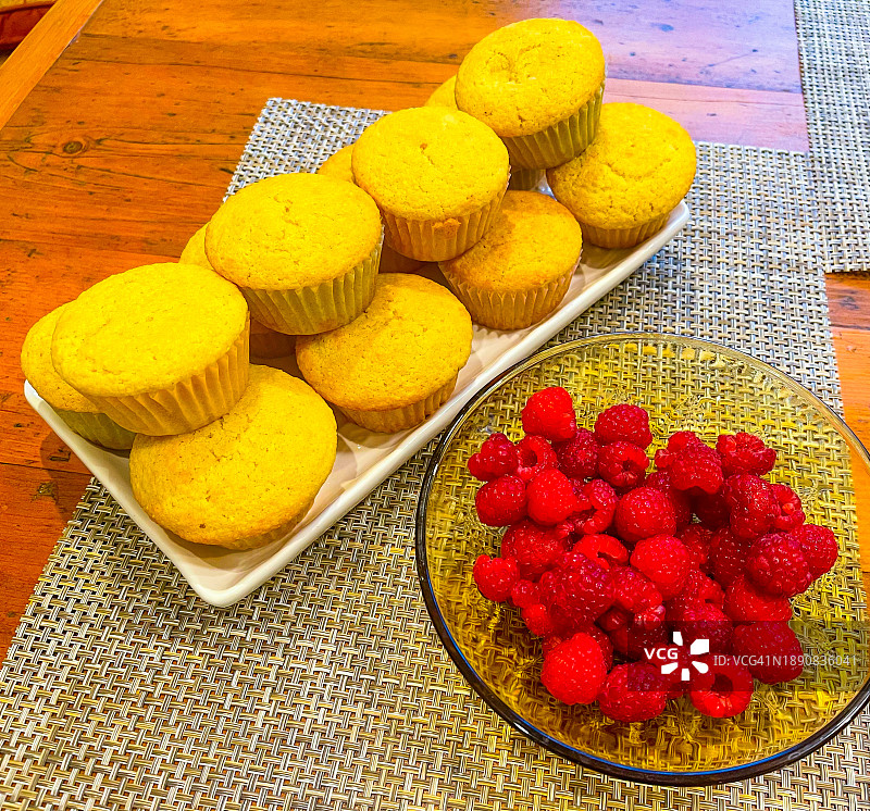 含有覆盆子的自制玉米松饼图片素材