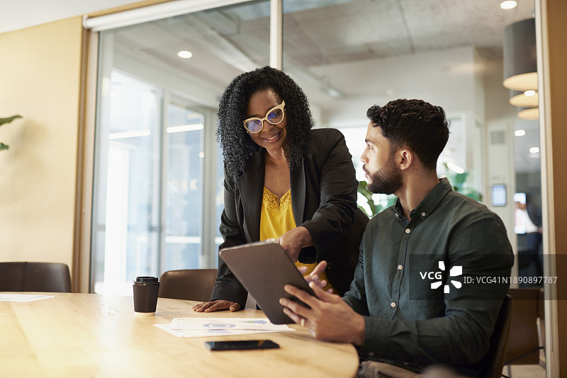 两名商务人士在会议室举行会议图片素材