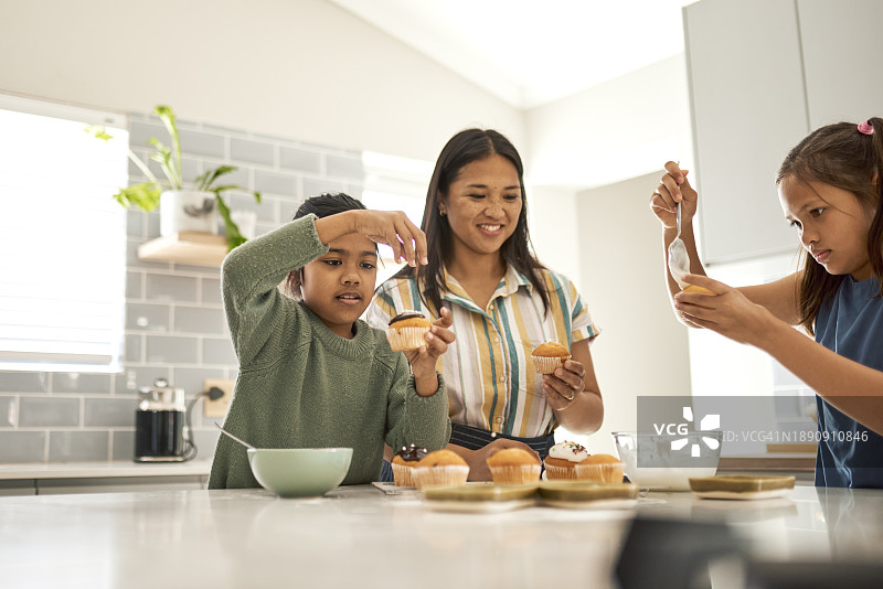 一家人在厨房快乐烘焙图片素材