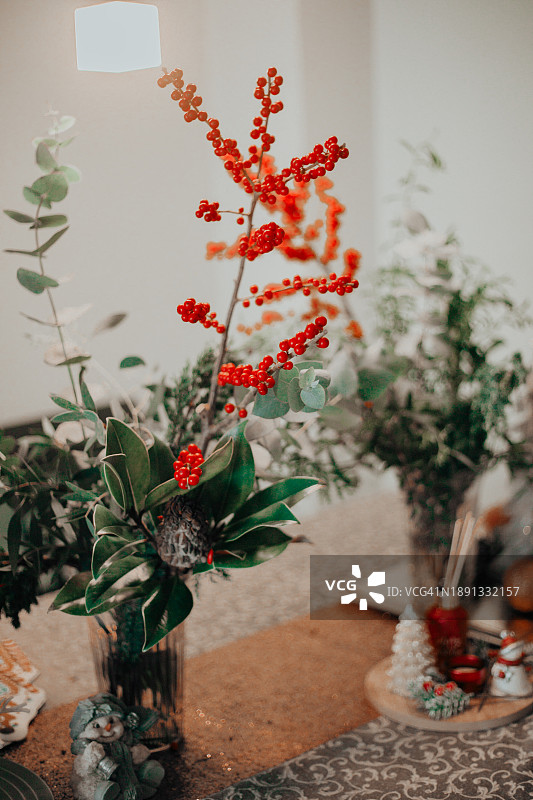 冬季冬青装饰桌图片素材