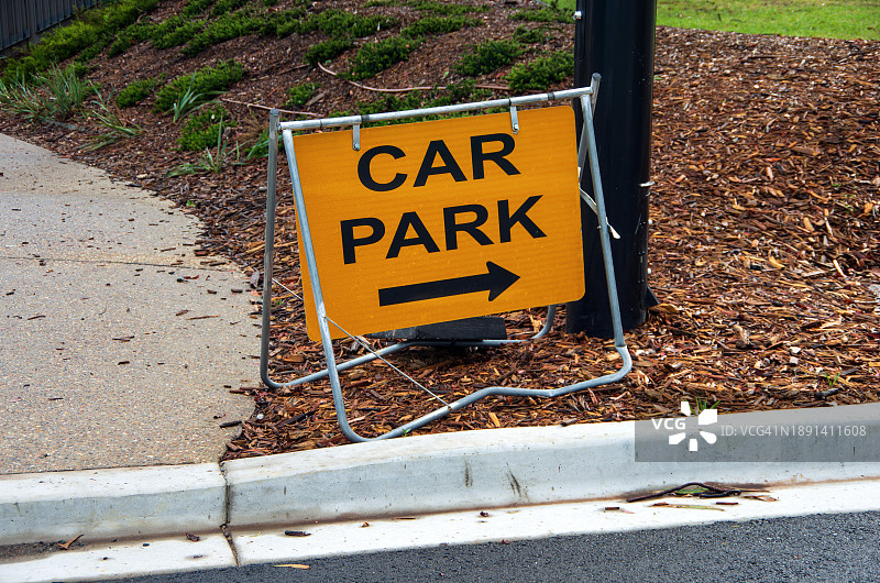 路边的临时折叠式“停车场”A字标志图片素材