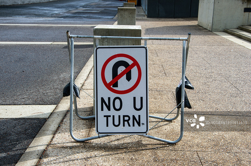 路边临时折叠“禁止掉头”A字架标志图片素材