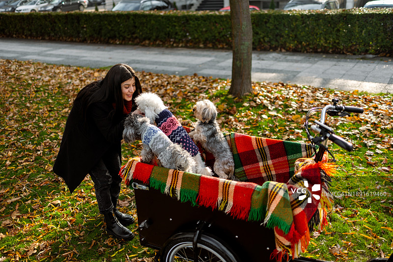 开启今日探险之旅图片素材
